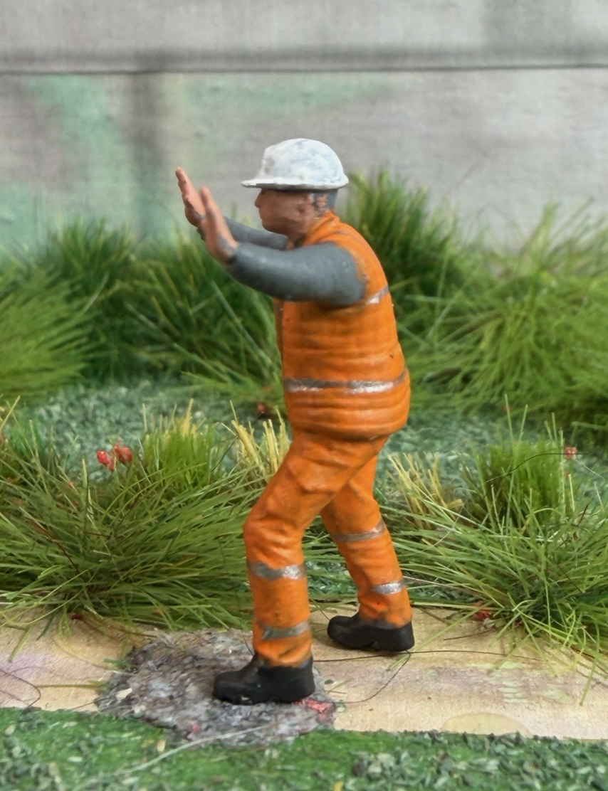 OO Gauge 1/76 Scale Figures Railway engineer Worker Stopping Or Pushing