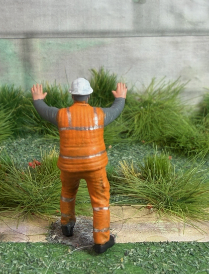 OO Gauge 1/76 Scale Figures Railway engineer Worker Stopping Or Pushing
