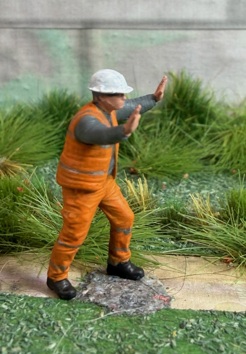 OO Gauge 1/76 Scale Figures Railway engineer Worker Stopping Or Pushing