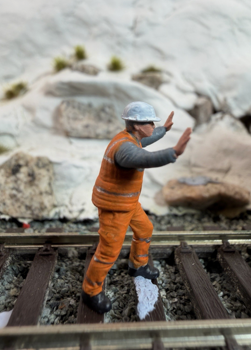 OO Gauge 1/76 Scale Figures Railway engineer Worker Stopping Or Pushing
