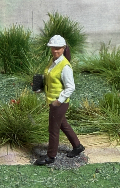 OO GAUGE 1/76 Scale Woman Supervisor And Board Detailed Train Set Model Railway