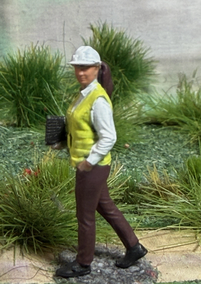 OO GAUGE 1/76 Scale Woman Supervisor And Board Detailed Train Set Model Railway