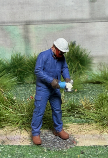 OO GAUGE 1/76 Scale Worker Using A Angle Grinder Detailed Model Railway