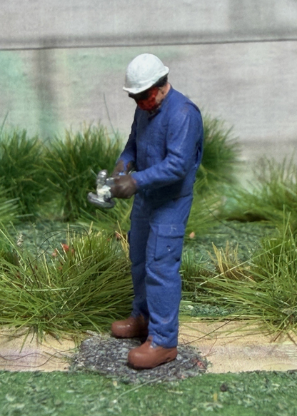 OO GAUGE 1/76 Scale Worker Using A Angle Grinder Detailed Model Railway