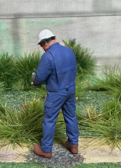 OO GAUGE 1/76 Scale Worker Using A Angle Grinder Detailed Model Railway