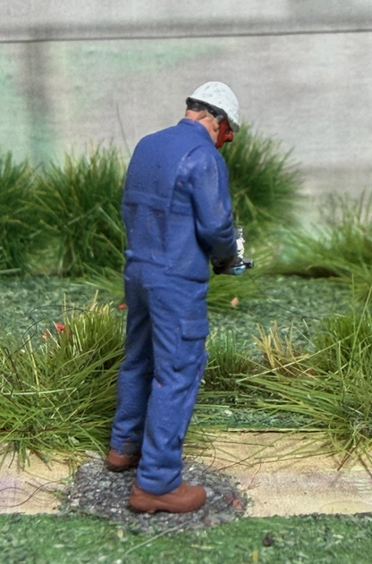 OO GAUGE 1/76 Scale Worker Using A Angle Grinder Detailed Model Railway