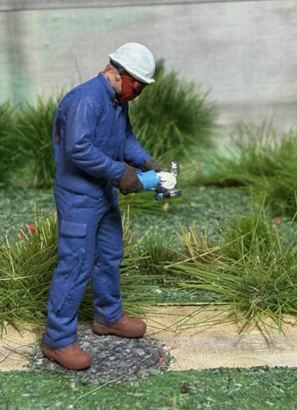 OO GAUGE 1/76 Scale Worker Using A Angle Grinder Detailed Model Railway