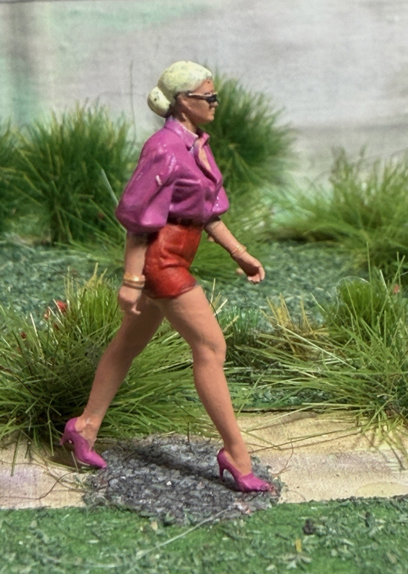 OO GAUGE 1/76 Scale Woman In Shorts Walking Detailed Train Set Model Railway
