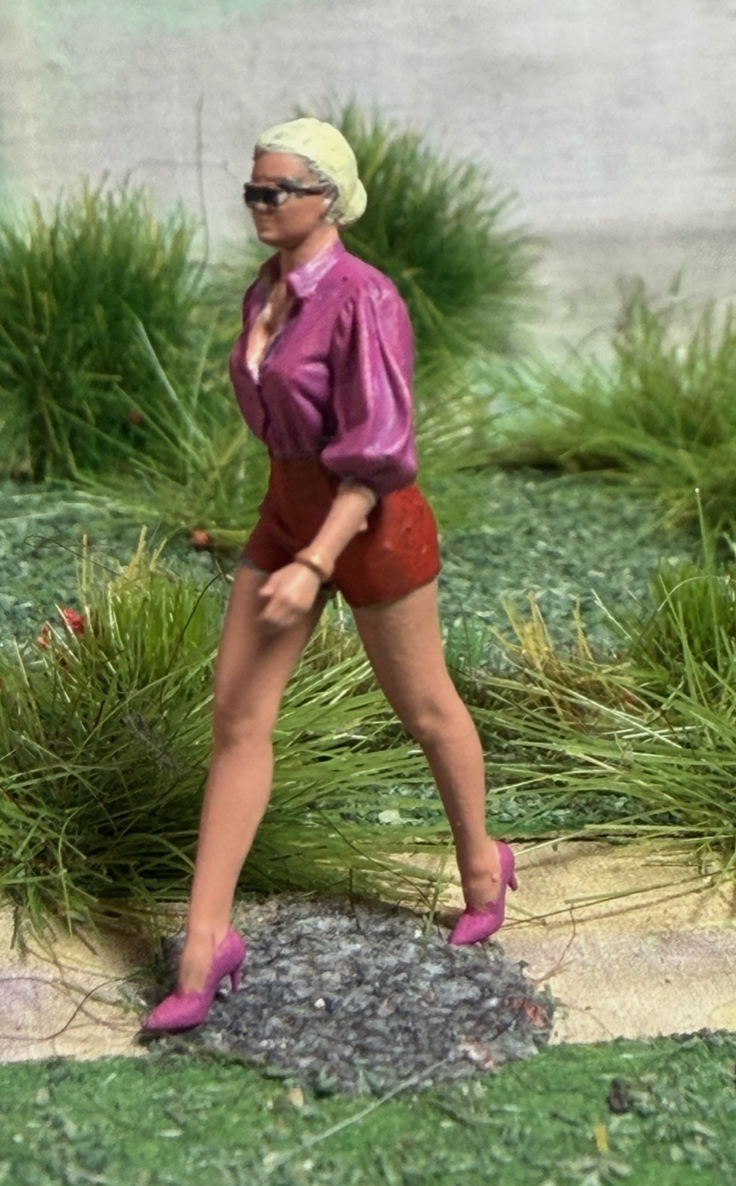 OO GAUGE 1/76 Scale Woman In Shorts Walking Detailed Train Set Model Railway