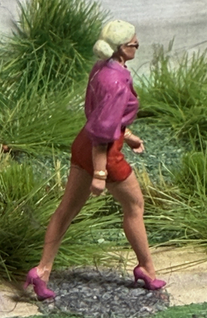 OO GAUGE 1/76 Scale Woman In Shorts Walking Detailed Train Set Model Railway