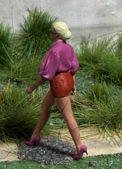 OO GAUGE 1/76 Scale Woman In Shorts Walking Detailed Train Set Model Railway
