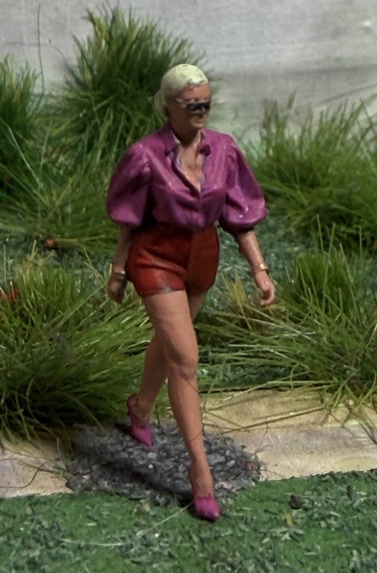 OO GAUGE 1/76 Scale Woman In Shorts Walking Detailed Train Set Model Railway