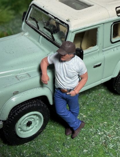 OO GAUGE 1/76 Scale Man Standing Leaning On Car Truck Etc Detailed Model Railway