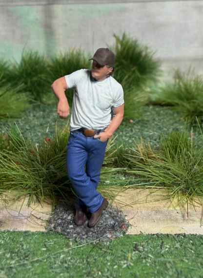 OO GAUGE 1/76 Scale Man Standing Leaning On Car Truck Etc Detailed Model Railway