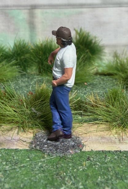 OO GAUGE 1/76 Scale Man Standing Leaning On Car Truck Etc Detailed Model Railway