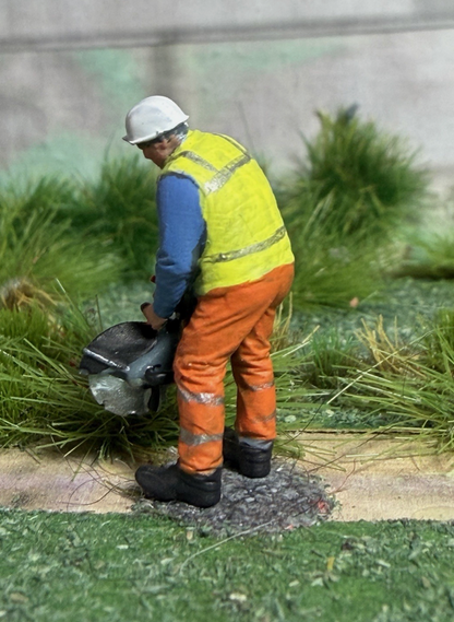 OO GAUGE RAILWAY  1/76 Scale Worker With Disc Cutter Track Maintenance Crew Figures