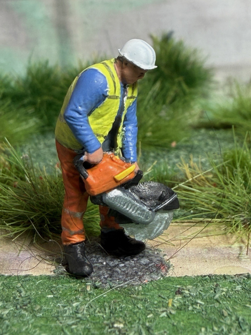 OO GAUGE RAILWAY  1/76 Scale Worker With Disc Cutter Track Maintenance Crew Figures