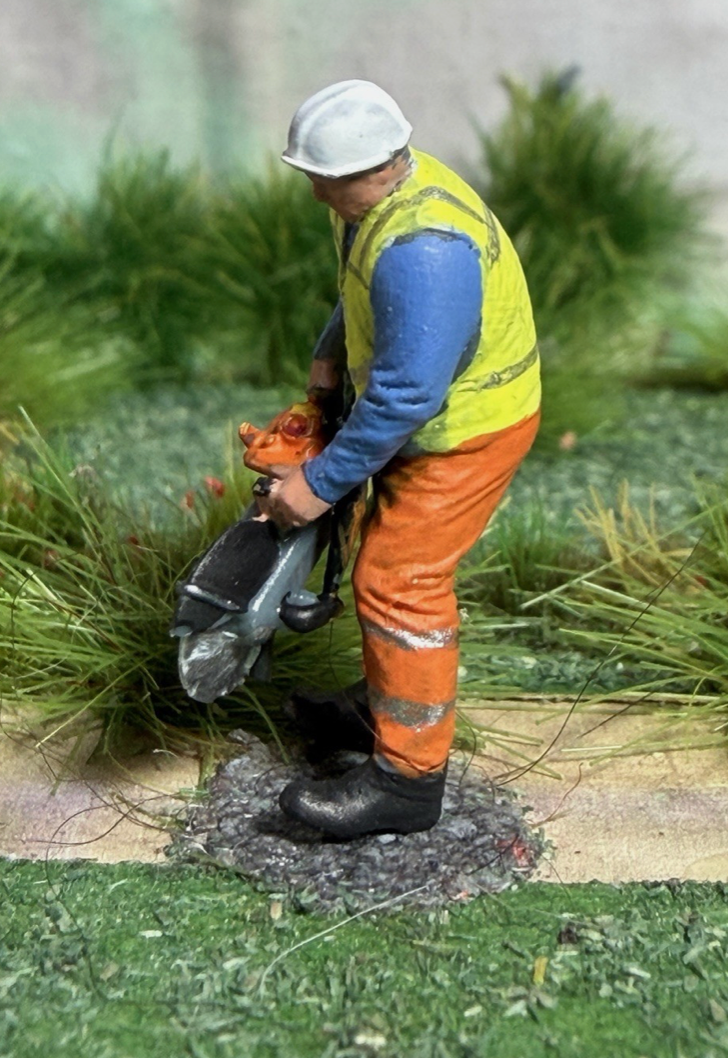 OO GAUGE RAILWAY  1/76 Scale Worker With Disc Cutter Track Maintenance Crew Figures