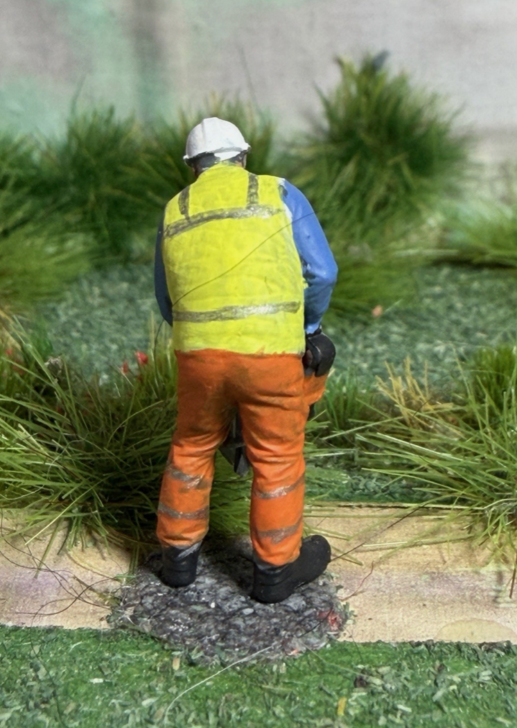 OO GAUGE RAILWAY  1/76 Scale Worker With Disc Cutter Track Maintenance Crew Figures