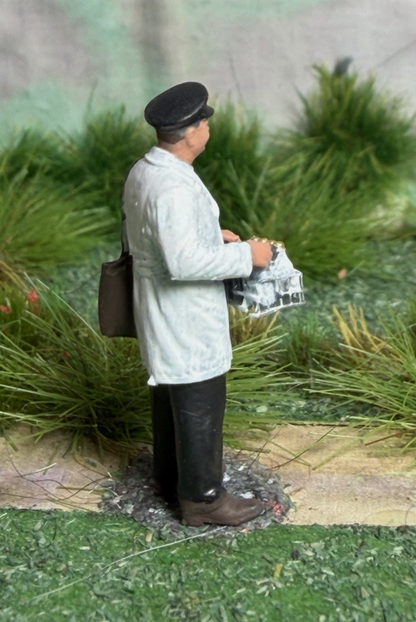 Model RAILWAY FIGURES OO GAUGE 1/76 Scale 1940-1960 Era Milkman Detailed
