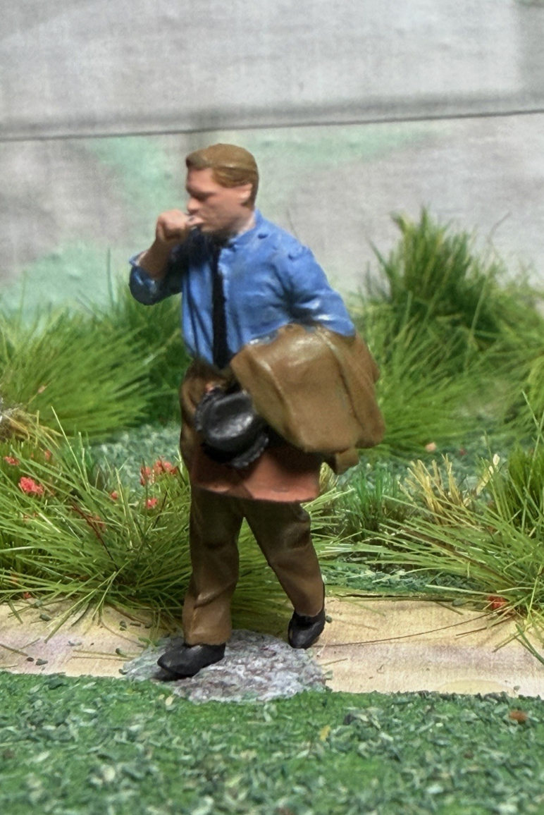 OO GAUGE Figure Business Man With Case And Jacket Railway Model 3d Printed 24mm