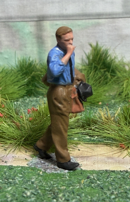OO GAUGE Figure Business Man With Case And Jacket Railway Model 3d Printed 24mm