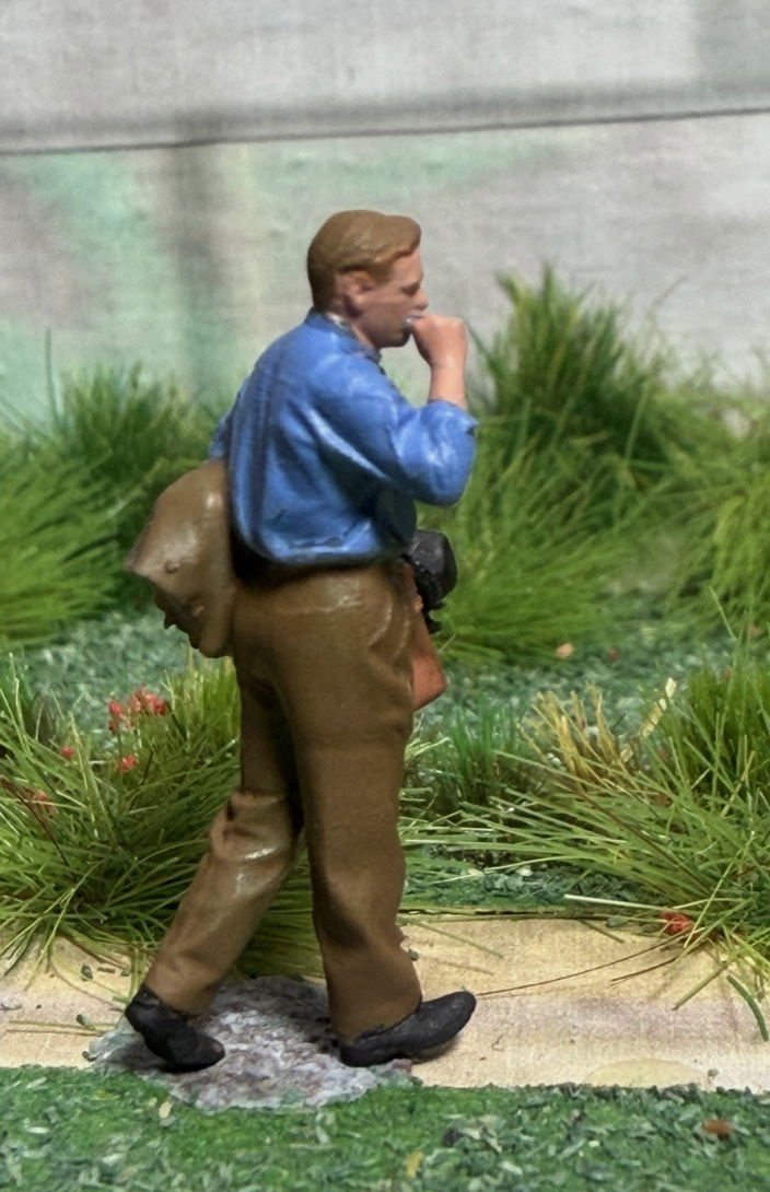 OO GAUGE Figure Business Man With Case And Jacket Railway Model 3d Printed 24mm