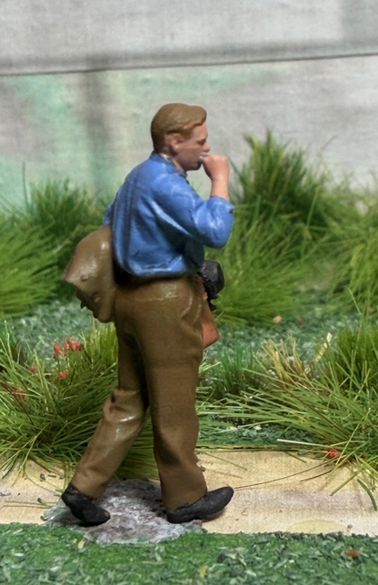 OO GAUGE Figure Business Man With Case And Jacket Railway Model 3d Printed 24mm