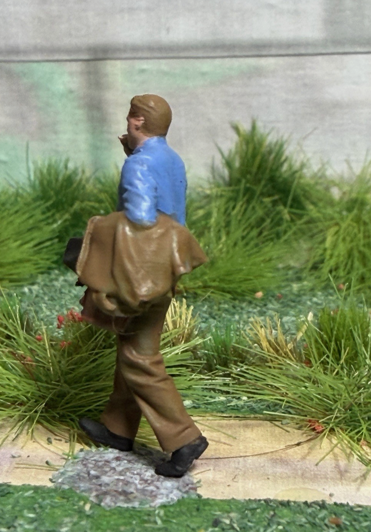 OO GAUGE Figure Business Man With Case And Jacket Railway Model 3d Printed 24mm