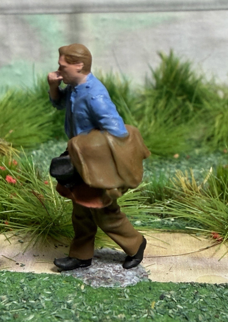 OO GAUGE Figure Business Man With Case And Jacket Railway Model 3d Printed 24mm