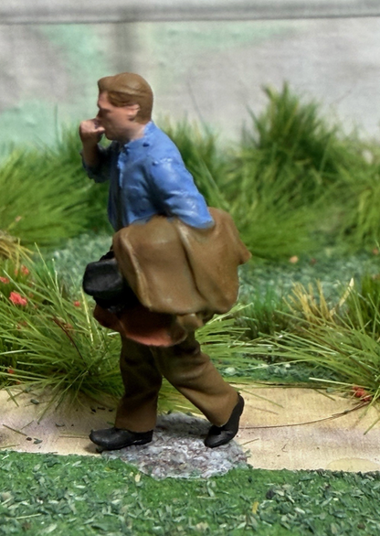 OO GAUGE Figure Business Man With Case And Jacket Railway Model 3d Printed 24mm