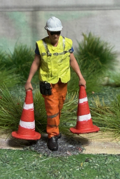 OO GAUGE Railway Figure 1/76 SCALE worker With Cones Figure Painted