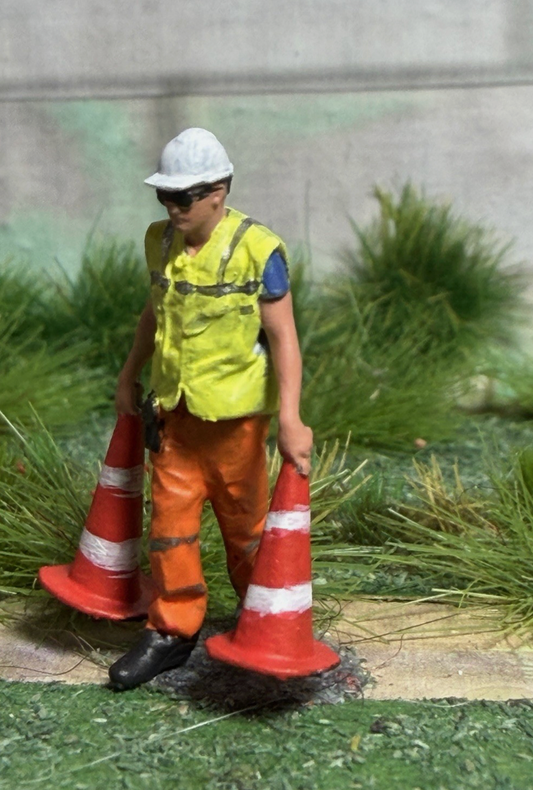 OO GAUGE Railway Figure 1/76 SCALE worker With Cones Figure Painted