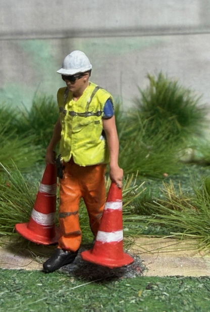 OO GAUGE Railway Figure 1/76 SCALE worker With Cones Figure Painted
