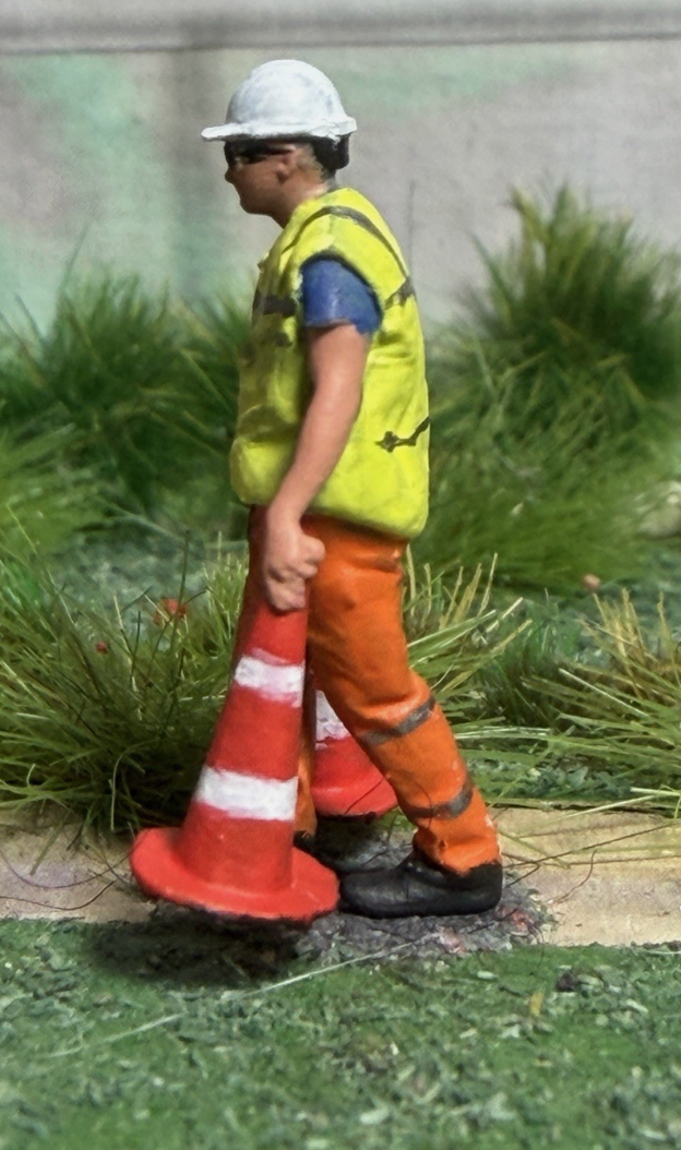 OO GAUGE Railway Figure 1/76 SCALE worker With Cones Figure Painted