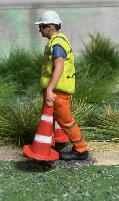 OO GAUGE Railway Figure 1/76 SCALE worker With Cones Figure Painted