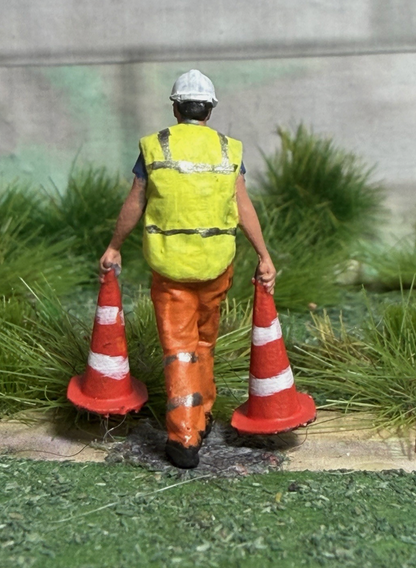 OO GAUGE Railway Figure 1/76 SCALE worker With Cones Figure Painted