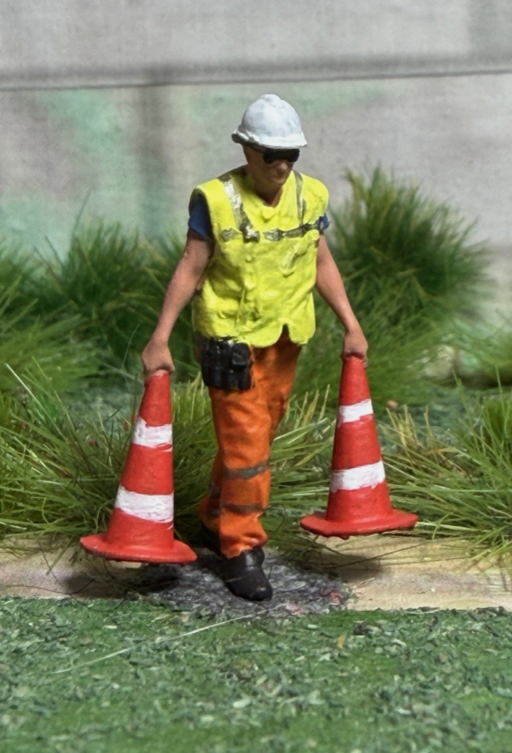 OO GAUGE Railway Figure 1/76 SCALE worker With Cones Figure Painted