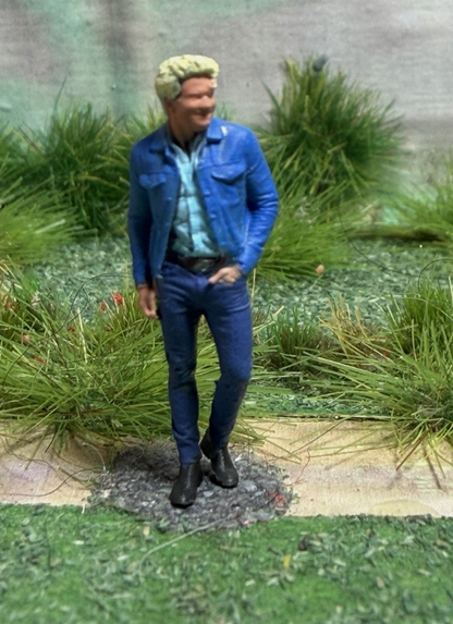 OO GAUGE railway  1/76 Scale Man Standing Waiting Detailed Train Set Model Railway